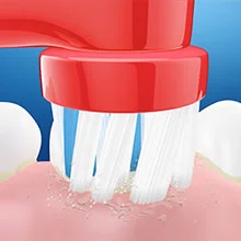 Oral-B iO opzetborstel in gebruik, met de nadruk op de zachte reiniging van het tandvlees.