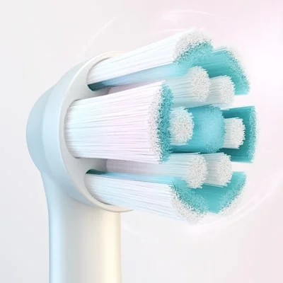 Oral-B opzetborstel met witte en blauwe borstelharen in close-up, ontworpen voor een grondige reiniging.