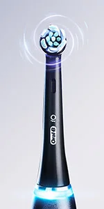 Oral-B iO elektrische tandenborstel met roterende borstelkop, die de reinigende werking illustreert.