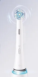 Oral-B iO tandenborstel met draaiende borstelkop, die de reinigende werking benadrukt.
