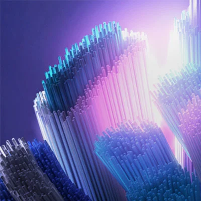 Oral-B borstelharen in close-up, uitgelicht in blauw, paars en wit, die de geavanceerde reinigingstechnologie benadrukken.