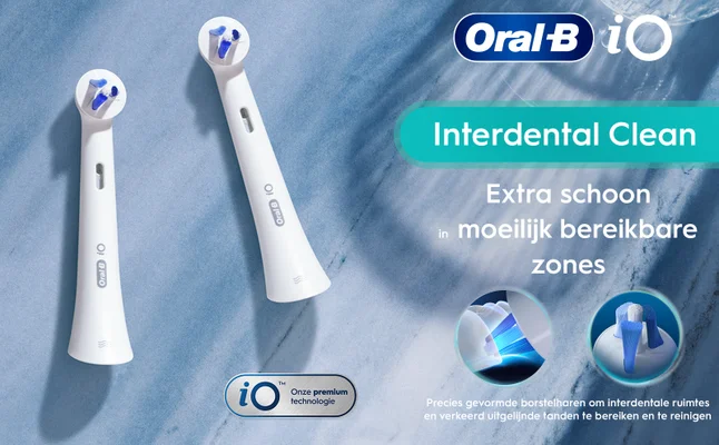 Image shows two Oral-B iO toothbrush replacement heads on a blue background with promotional text highlighting features, including Interdental Clean and Extra schoon in moeilijk bereikbare zones, along with a description of the technology.