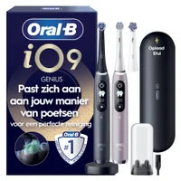 Elektrische tandenborstel met gloeiende effecten. Tekst: Past zich direct aan jouw poetsstijl aan