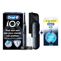 Elektrische tandenborstel met gloeiende effecten. Tekst: Past zich direct aan jouw poetsstijl aan