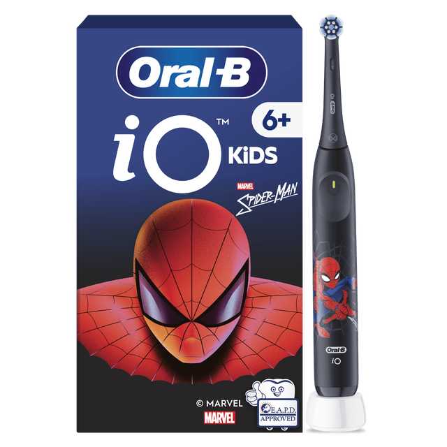 Oral-B iO Kids elektrische tandenborstel, met Spiderman-ontwerp, voor kinderen van 6 jaar en ouder, getoond bij de verpakking.