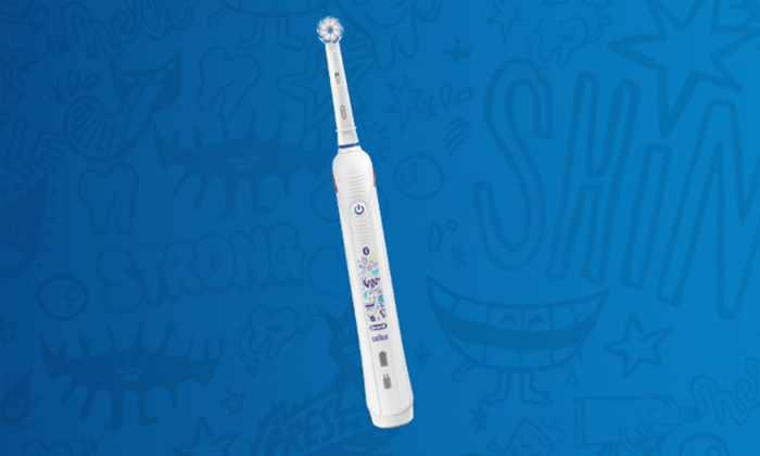 Oral-B elektrische kindertandenborstel met vrolijk design op blauwe achtergrond.