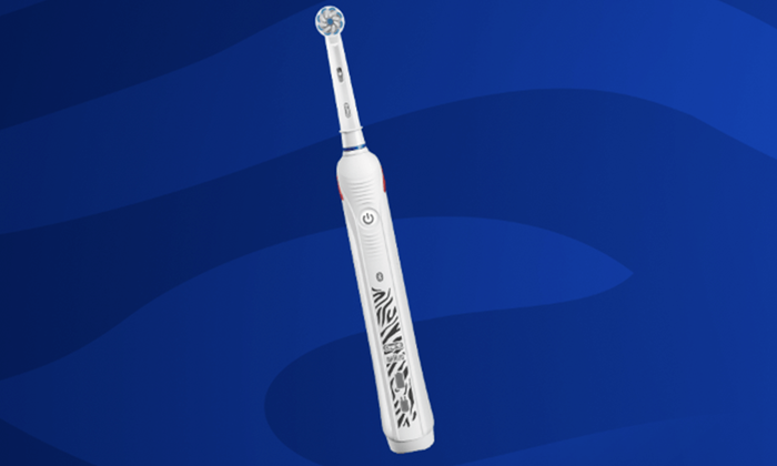 Oral-B elektrische kindertandenborstel met zebradesign op blauwe achtergrond.